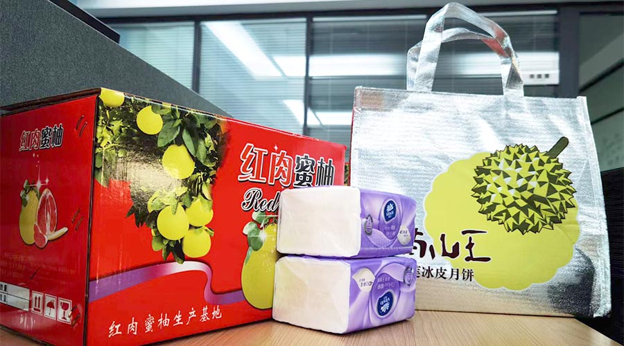 迎中秋 送关怀！九游app
给员工们派发中秋礼包